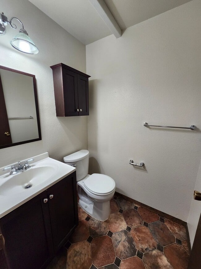 Building Photo - N. Richland Townhome Close to PNNL & Hanford!