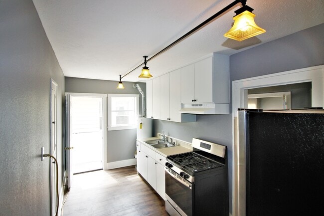 Building Photo - 4405 Woodside St