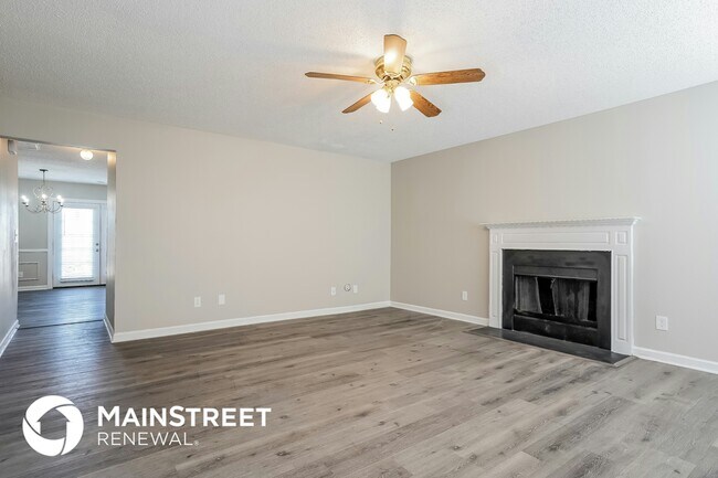 Foto del edificio - 5605 Hidden Lake Dr