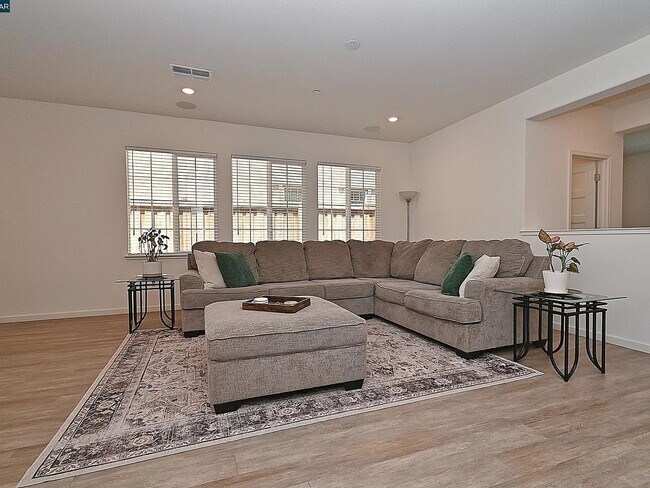 Foto del edificio - Gorgeous 4 Bedroom 3 Bath with SOLAR!