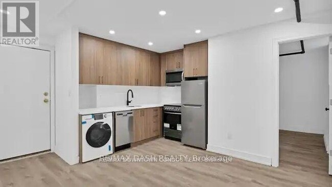 Photo du bâtiment - 917 St Clair Ave W