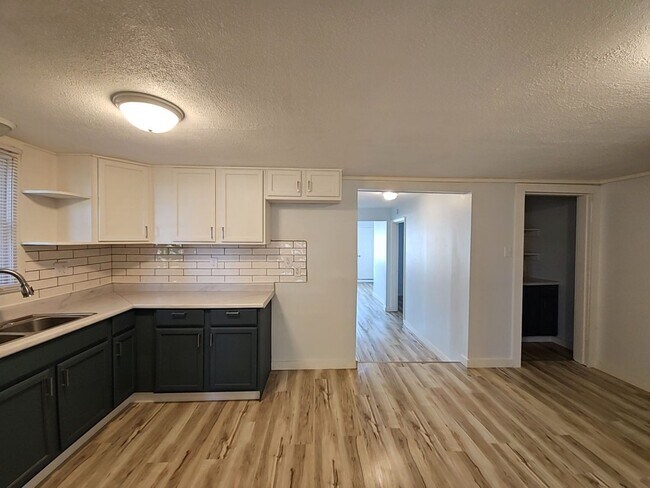 Building Photo - Newly Renovated 3 Bedroom 2 Bath House in ...