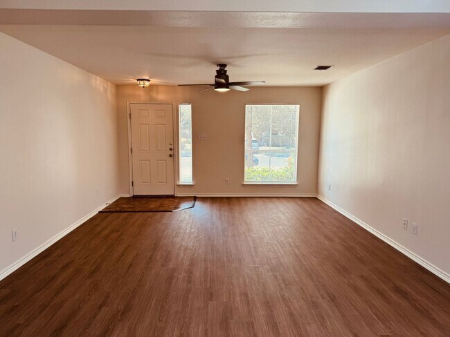 Foto del edificio - 3 Bedroom/2.5 Bath Springwood Subdivision
