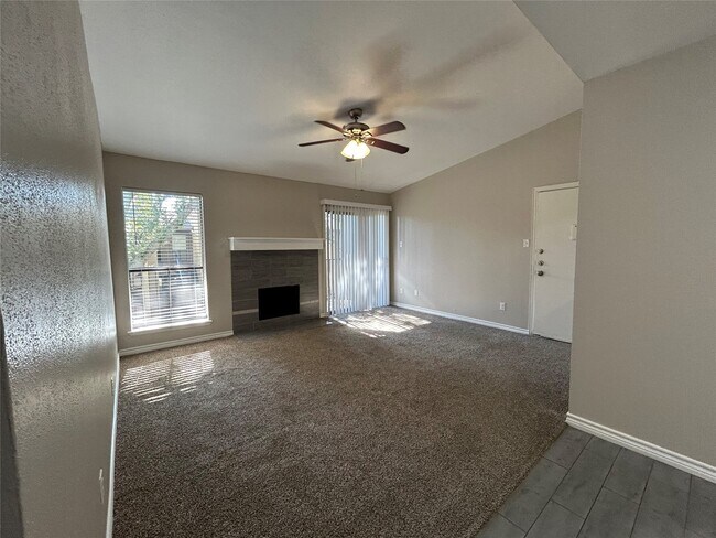 Foto del edificio - 3300 Pebblebrook Dr