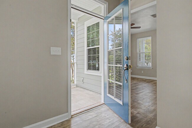 Foto del edificio - 3977 Four Oaks Blvd
