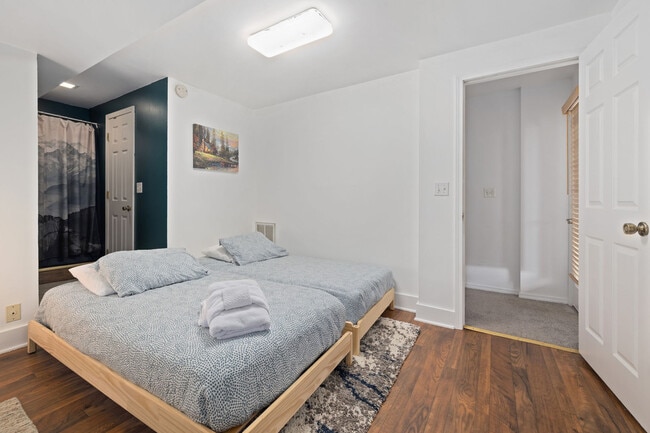 Building Photo - 11704 Dogwood Dr