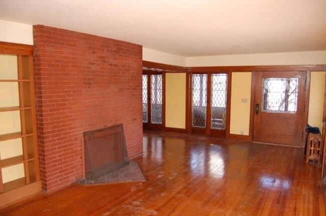 Building Photo - The Lamp House - 4 Br., 3 Bath Home  Available 8/15/2026-MTM