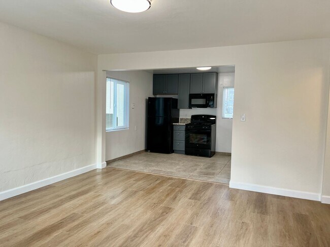 Foto del edificio - 2BD 1BA Apt Next to USD - Spacious Upstairs Unit, Pet Friendly, 1 Parking Space, No Carpet