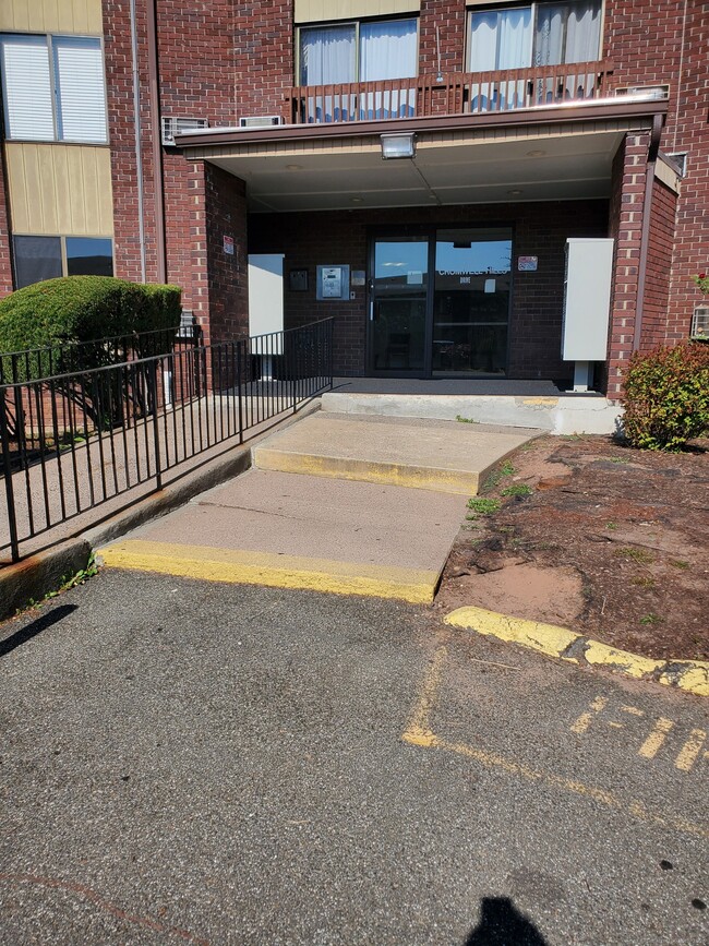 Building Photo - 2307 Cromwell Hills Dr
