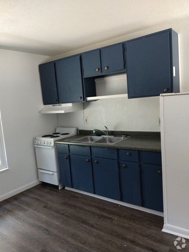 Building Photo - 511 W Garrison Ave