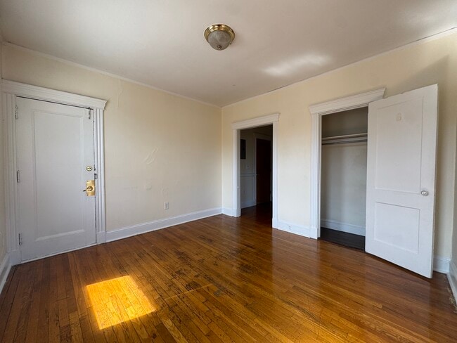 Building Photo - 352 Riverway