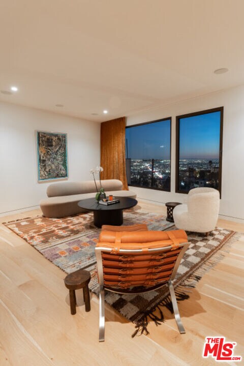 Foto del edificio - 8465 Franklin Ave