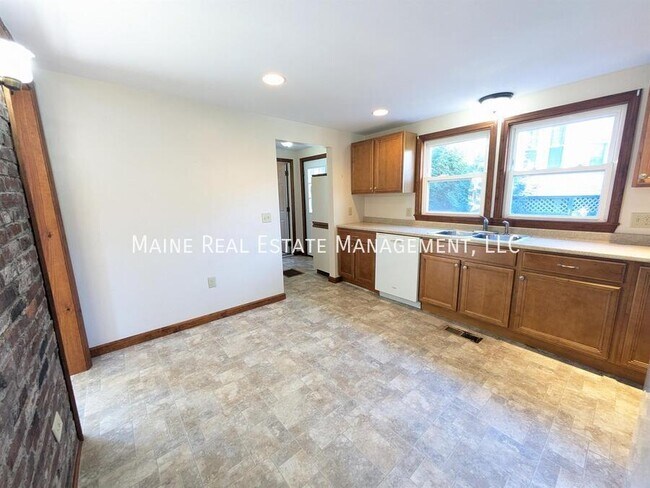 Building Photo - 40 Dillingham St
