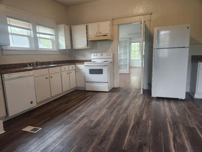 kitchen - 703 W Markham Ave