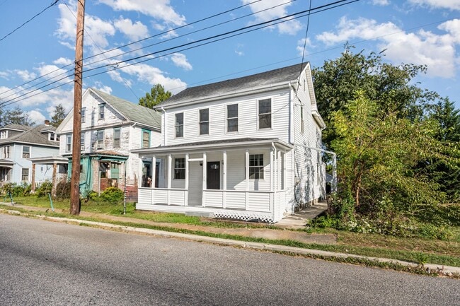 Building Photo - 3 Bedroom 2.5 Bath Beautiful Home