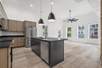 Building Photo - 308 Oak St