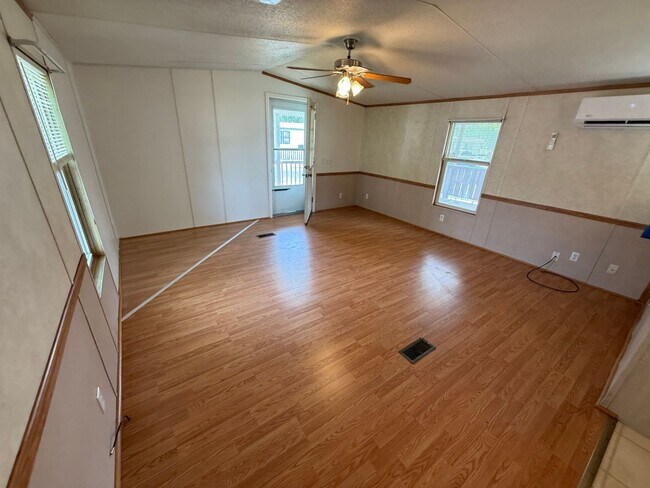 Foto del edificio - 2 Bedroom 1 Bath House With Covered Patio,...