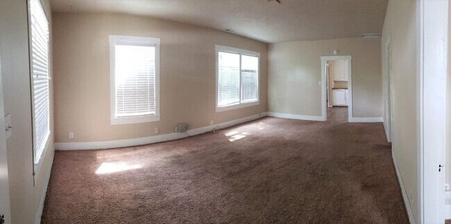 Building Photo - Darling 2 Bedroom Home with Large Bonus Ro...