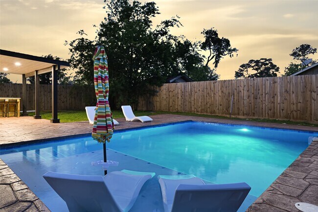 Foto del edificio - 12115 Wood Forest Dr