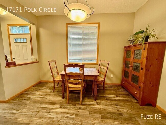 Foto del edificio - 17171 Polk Cir NW