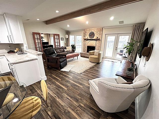 Building Photo - 303 E 6th St