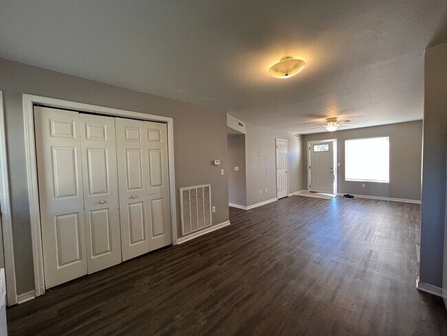 Building Photo - VE 119 Estate Ln #4