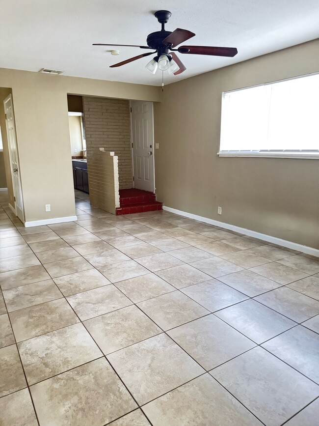 Building Photo - 3007 Bobolink St