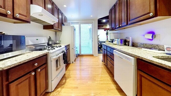 Foto del edificio - East Lakeview Duplexed Two Bedroom Two Bath