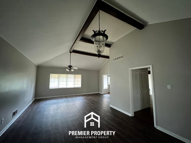 Photo - Spacious 3-Bedroom Single-Family Home for Rent in Memphis, TN - Vaulted Ceilings & Fenced Yard