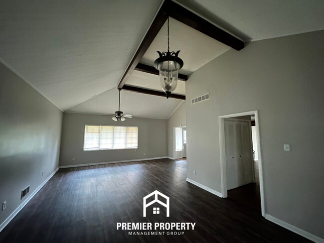 Building Photo - Spacious 3-Bedroom Single-Family Home for Rent in Memphis, TN - Vaulted Ceilings & Fenced Yard