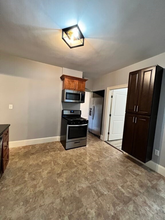 Foto del edificio - 637 E 8th St