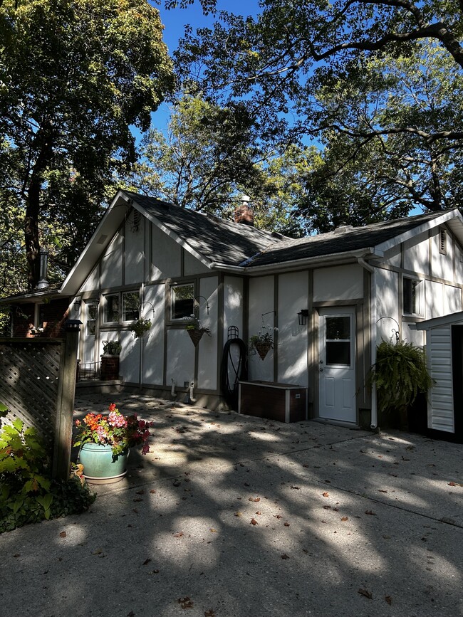 Photo du bâtiment - 1931 Lakeshore Rd