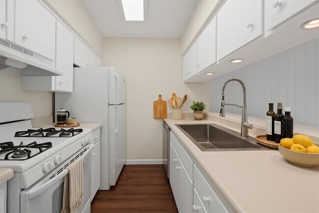 Foto del edificio - 3431 N Hills Dr