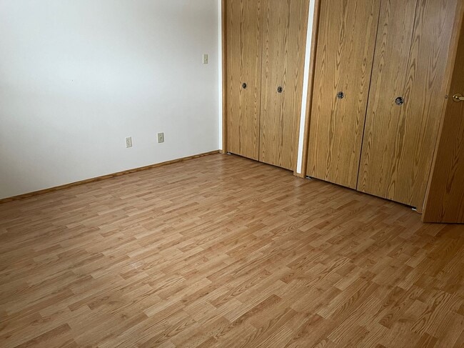 Building Photo - 2 Bed 1 Bath Unit in Red Deer, AB