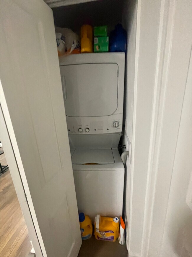 Building Photo - 81 Park Dr