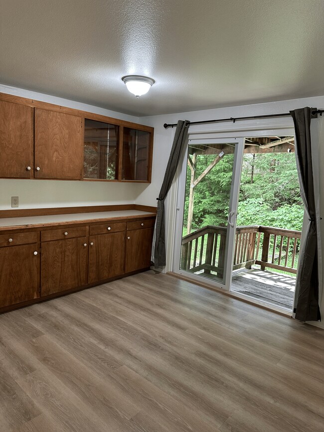 Comedor - 1227 Black Bear Rd