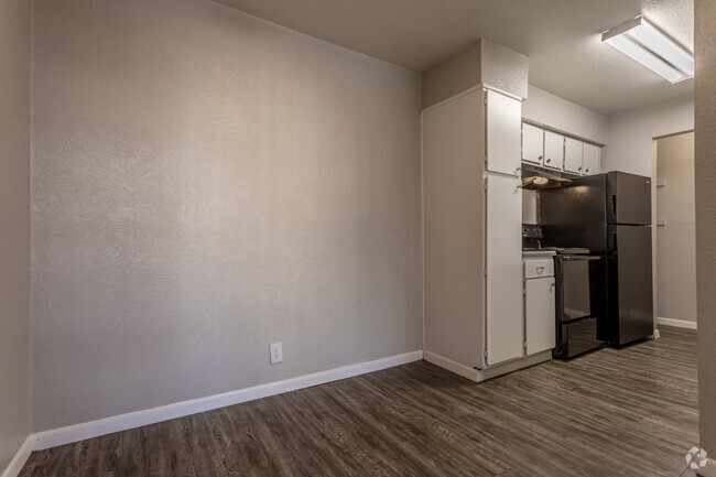 1BR, 1BA - 750 SF - Dining Area/Kitchen - Madison Square