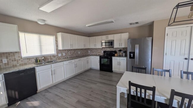 Foto del edificio - 341 Aster Dr