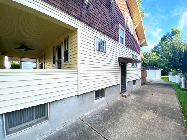Building Photo - 152 Morris Ave