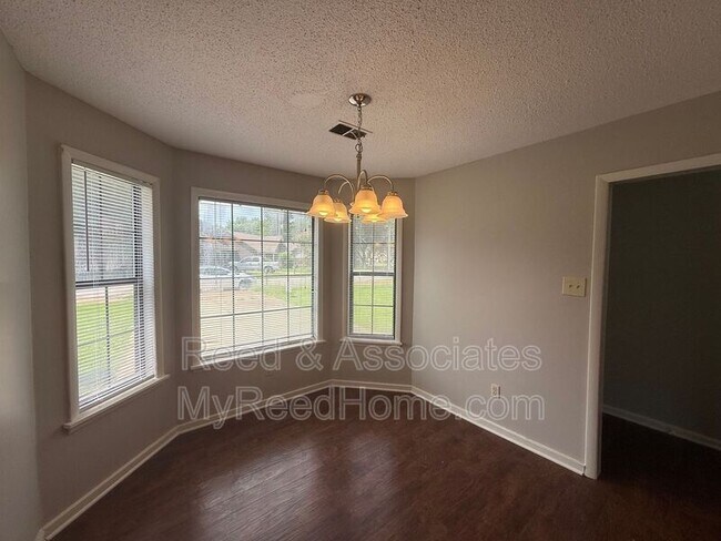 Foto del edificio - 6935 Hillindale Dr