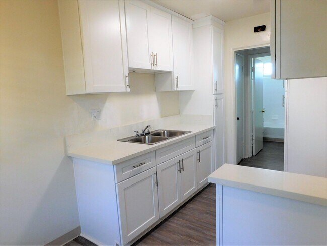 Foto del edificio - 5637 Strohm Ave