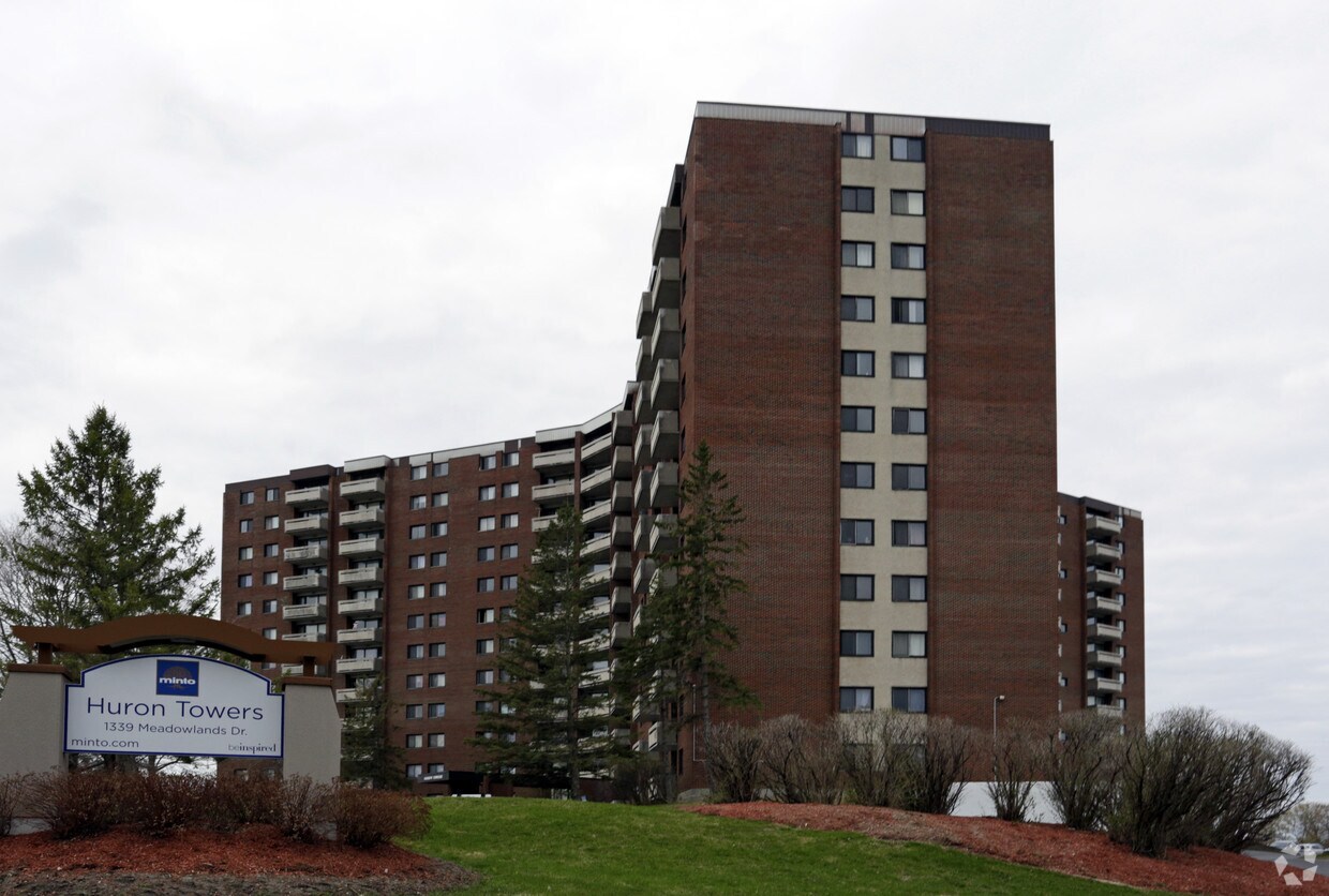 Parkwood Hills Apartments 1343 Meadowlands Dr Ottawa, ON
