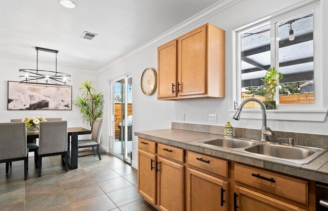 Foto del edificio - 2182 W Warren Ave