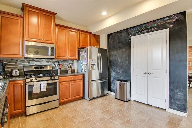 Foto del edificio - 506 Broadmore Ln