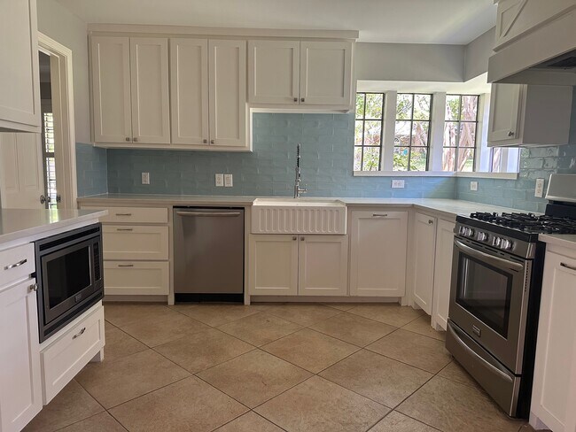 Foto del edificio - 7010 Claybrook Dr