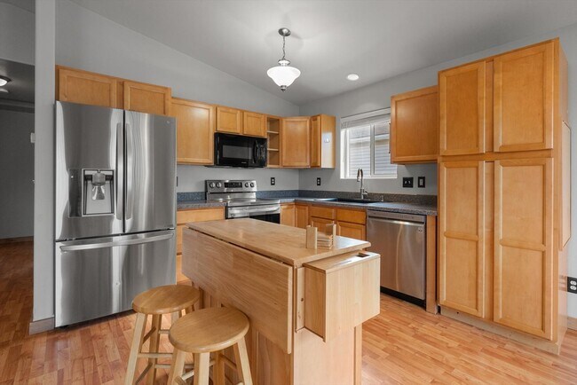 Foto del edificio - Amazing 3 Bedroom/2 Bath Bi-Level Home for...