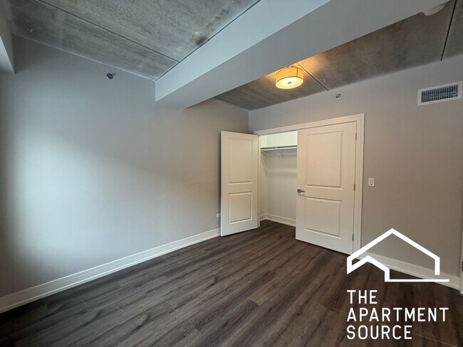 Building Photo - 952 W Carmen Ave