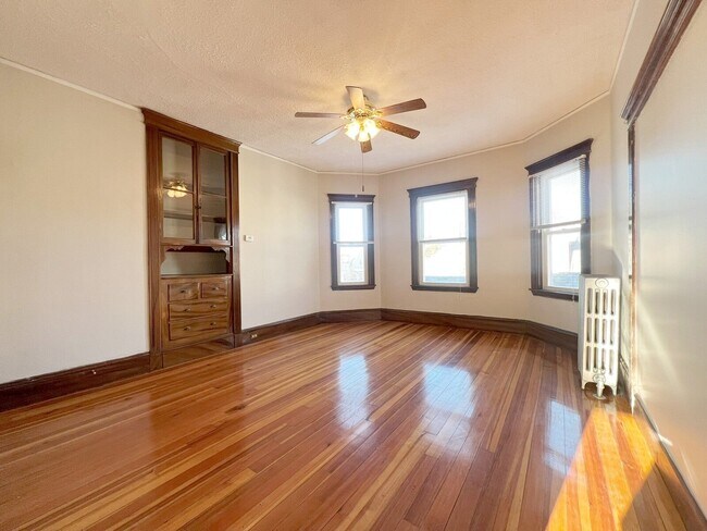 Building Photo - 33 Newburg St