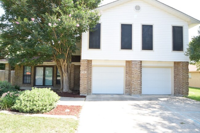 Building Photo - 601 Pondview Dr