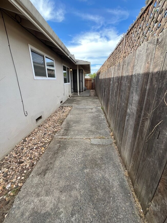 Building Photo - Great 2 BR/1BA /832SF Duplex w/Private 1 C...